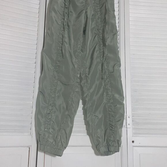 NWOT Miss 8 Olive Green Baggy Windbreaker Pants Women’s size Small  - Picture 4 of 11